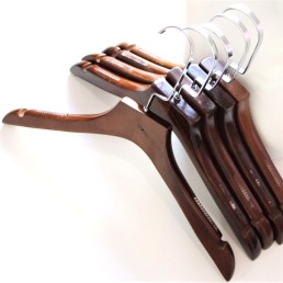 Уценка! Деревянные плечики вешалки с прорезиненным плечом (темный орех), 39 см