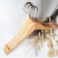 Деревянные плечики вешалки лакированные с прорезиненным плечом, 38 см