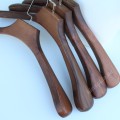 Деревянные плечики вешалки широкие для верхней одежды женские, 39 см